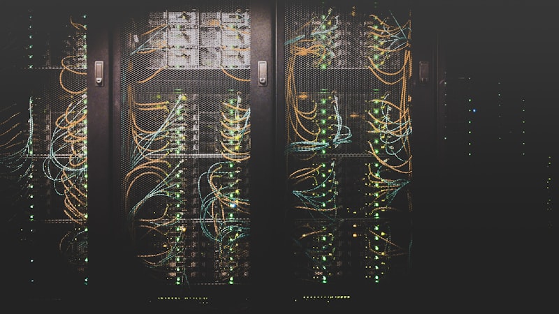 数据中心服务器机房内景，蓝色灯光与整齐排列的服务器机柜